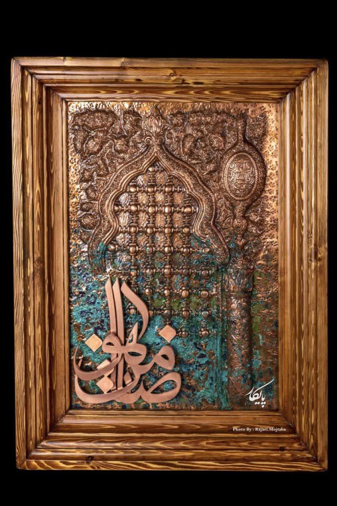 «تابلو هنری نفیس قلم‌زنی روی مس با طرح مذهبی ضامن آهو، اثر دست هنرمندان پاسارگاد ساین. تابلو دکوراتیو لوکس با قاب چوبی و پتینه‌کاری فیروزه‌ای، مناسب دکوراسیون داخلی و هدیه مذهبی خاص.»